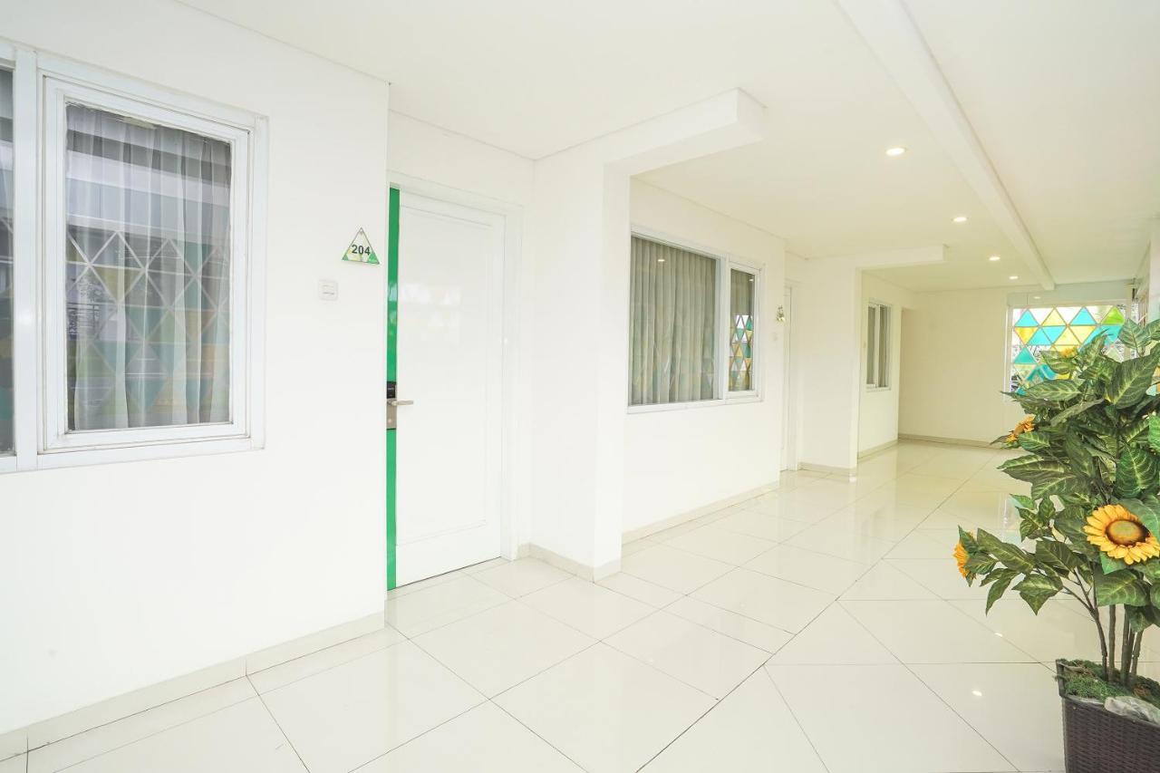 Oyo 272 M Suite Residence Malang Exterior photo
